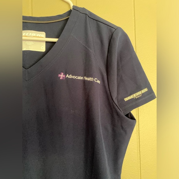 Sketchers navy blue scrub top size small Advocate healthcare embroidery - Picture 2 of 4